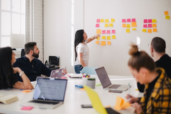 Equipo trabajando en marketing y tecnología